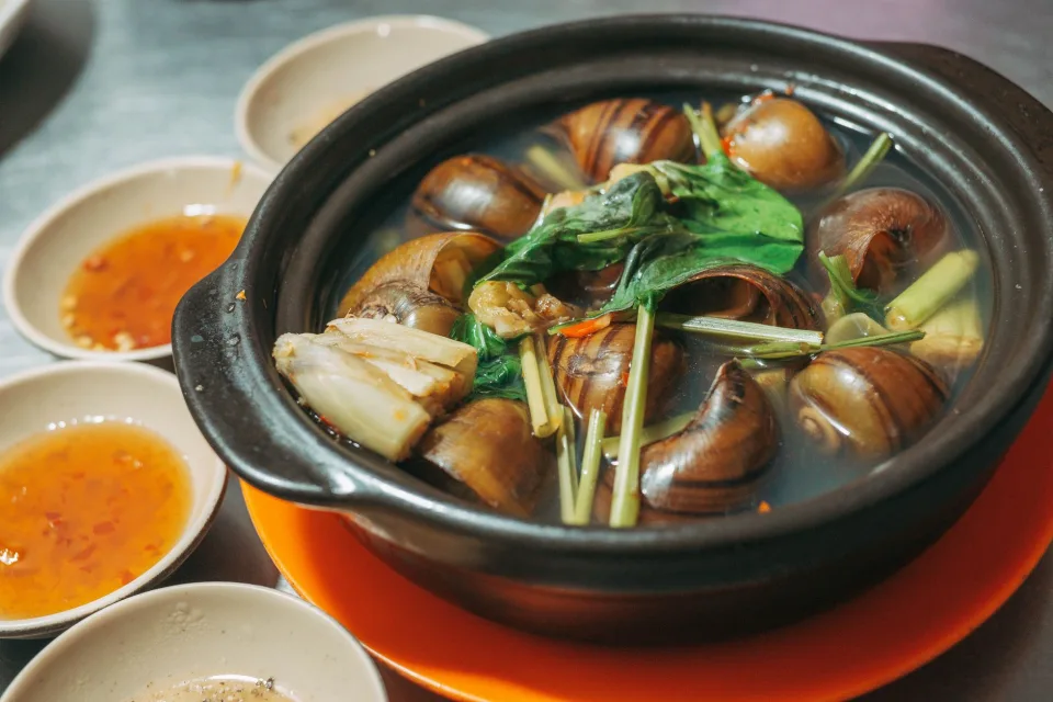 Nhân viên đang pha cà phê